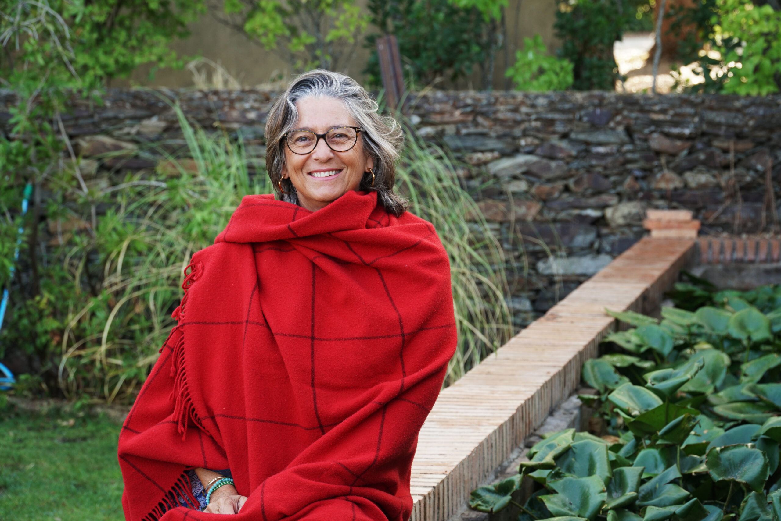 Gracia sin sombrero poncho rojo